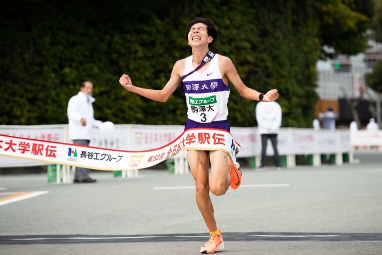 優勝した駒大。ゴールテープを切るアンカー・田澤廉　©BUNGEISHUNJU