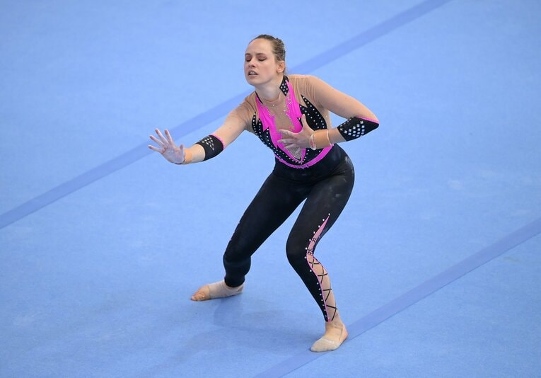 4月の体操世界選手権で。ドイツ女子代表のザラ・フォスらが首から足首までほぼ全身を覆う「ユニタード」と呼ばれる衣装で登場した　©Getty Images
