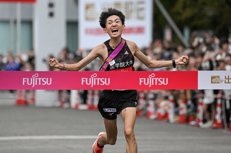 ロングスパートに成功しゴールする國學院大學のアンカー平林。6区10.2kmを29分03秒で走りきった ／ photograph by Nanae Suzuki