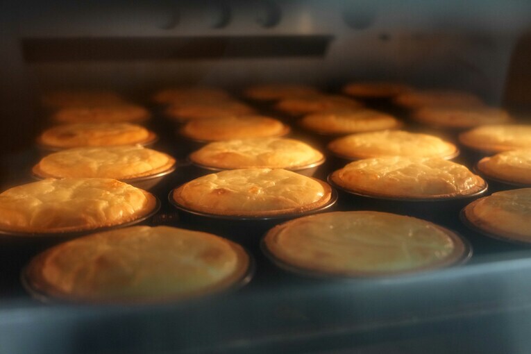 200度のオーブンで焼かれるチーズケーキ