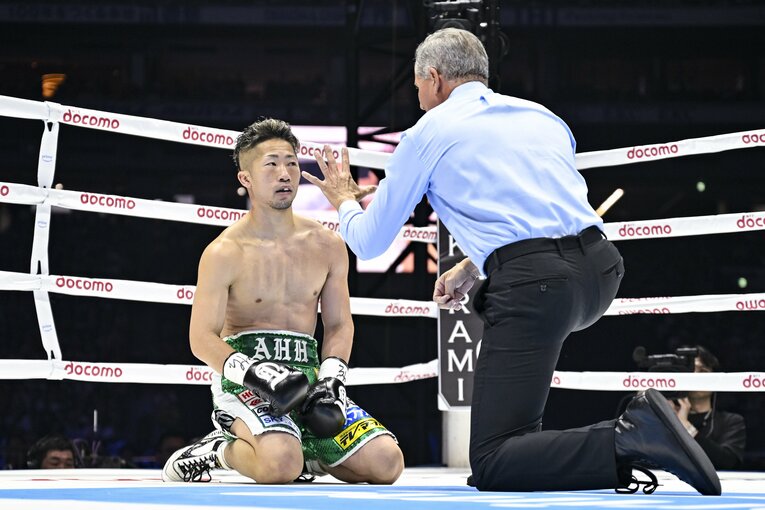 1Rで石田匠のジャブをカウンターで受け、ダウンを喫した井上拓真　©︎Hiroaki Yamaguchi