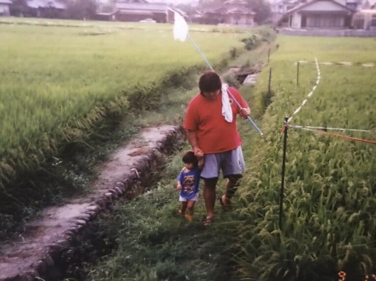 幼い大地と父・橋本真也　©本人提供