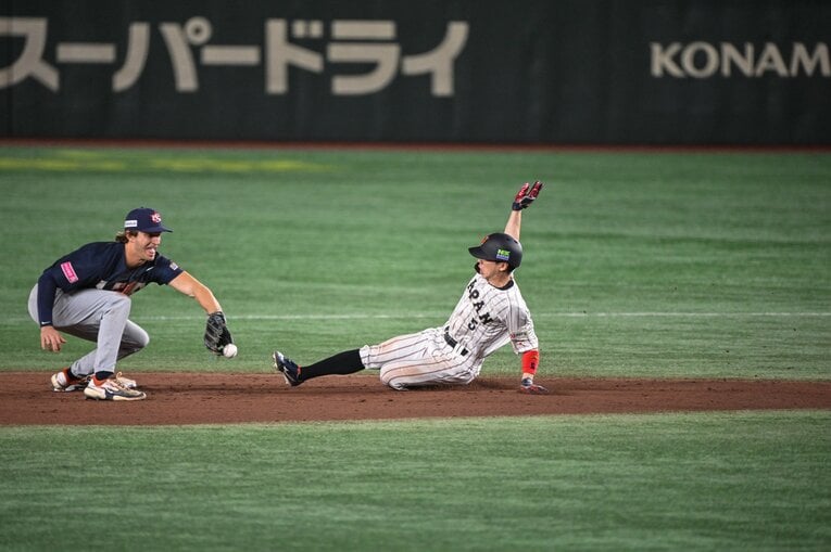 プレミア12米国戦、盗塁を決める五十幡　©Nanae Suzuki