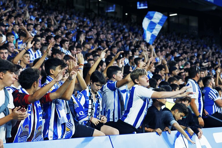 「KUBOコール」や「武房、シャツくれませんか」日本語メッセージの少年、猛プレスに感謝のハグ…“久保建英リーガ100戦目の進化”を撮った(36)