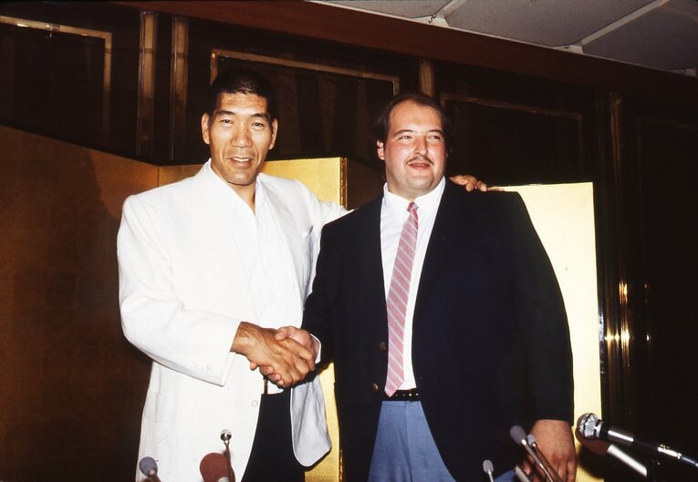 1986年に全日本プロレスに入団したテンタ（右）とジャイアント馬場