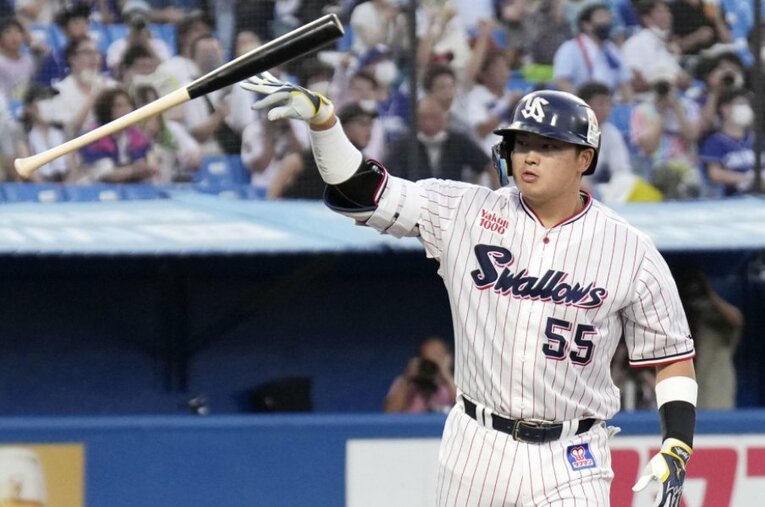 世界新の「5打席連続ホームラン」を放った驚異の22歳・村上宗隆。その打撃と可能性について、野球解説者の達川光男氏に聞いた ／ photograph by KYODO