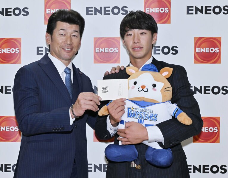 ドラフト当日、度会のもとを訪れた三浦監督。裏では、「バウアー残留」がトレンド入り　©JIJI PRESS