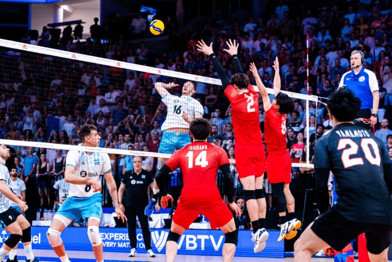 スパイクを打った先に待っているのは…（1/3枚）　©︎FIVB