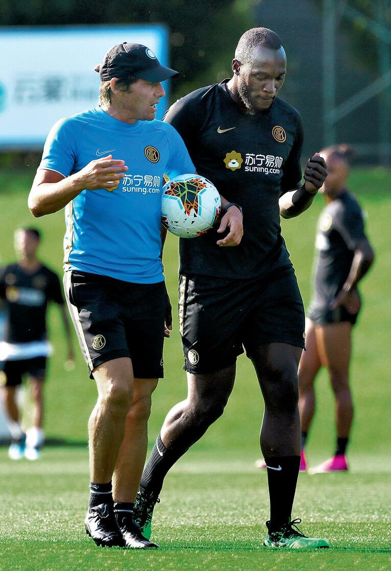 2019年にインテルに加入して以来、ロメル・ルカク（右）はアントニオ・コンテ監督（左）から多くのことを学んだという　©Marco Luzzani／Inter via Getty Images