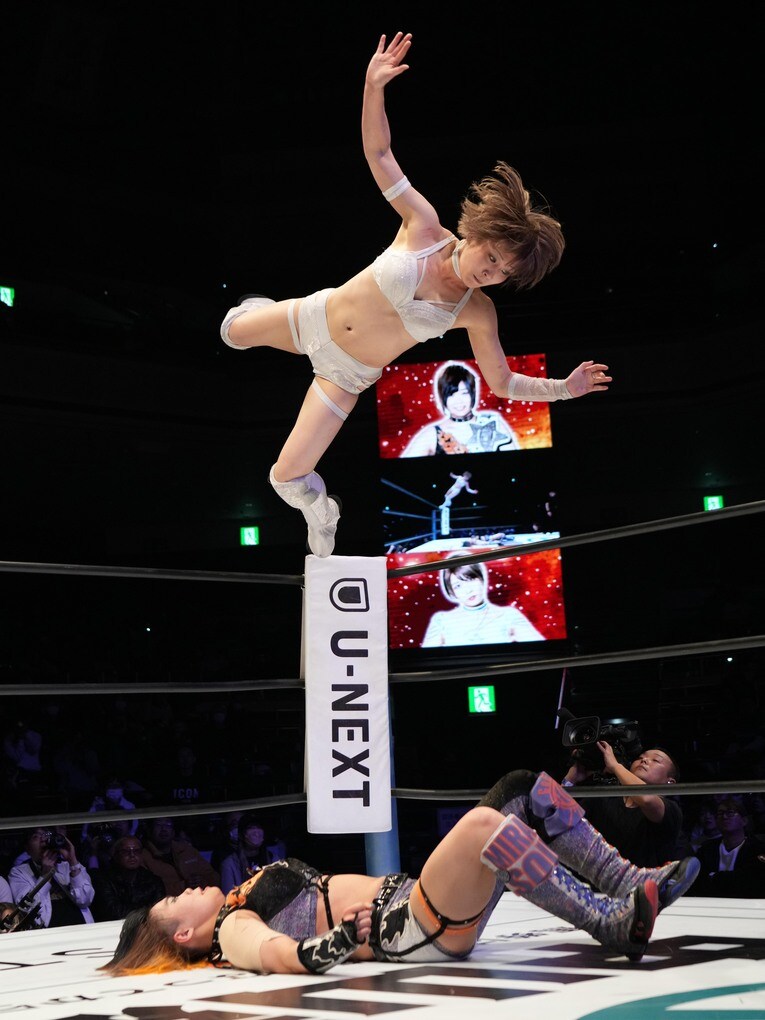 安納サオリvsMIRAI　©Essei Hara