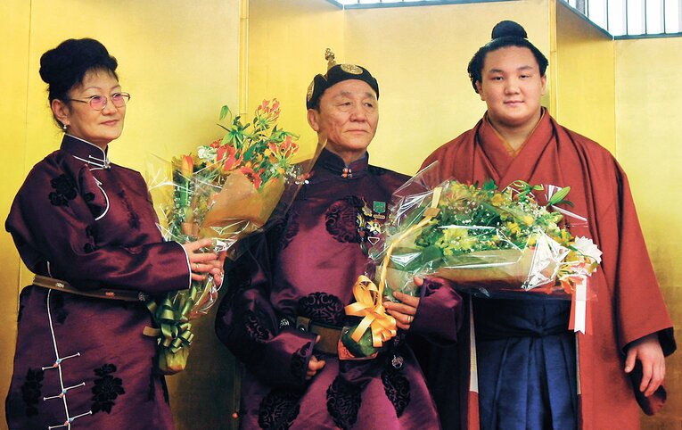 2003年、白鵬（右）の新十両昇進を祝う父のジジド・ムンフバトさんと母のタミルさん　©KYODO