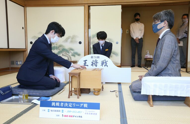 2020年の王将戦挑戦者決定リーグでの藤井－羽生。東京・将棋会館の特別対局室での対局（代表撮影）　©JIJI PRESS