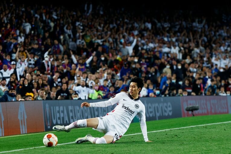 「初めて日本人がバルサのカンプノウで勝利」歴史的瞬間を撮った… 鎌田大地のアシストと献身に感動した理由〈長谷部誠も出場〉(32)