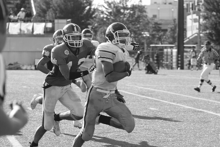 試合中、インターセプトを決めた常木（14番）。一橋側に流れを持ってくるビッグプレーだった／取材対象者提供