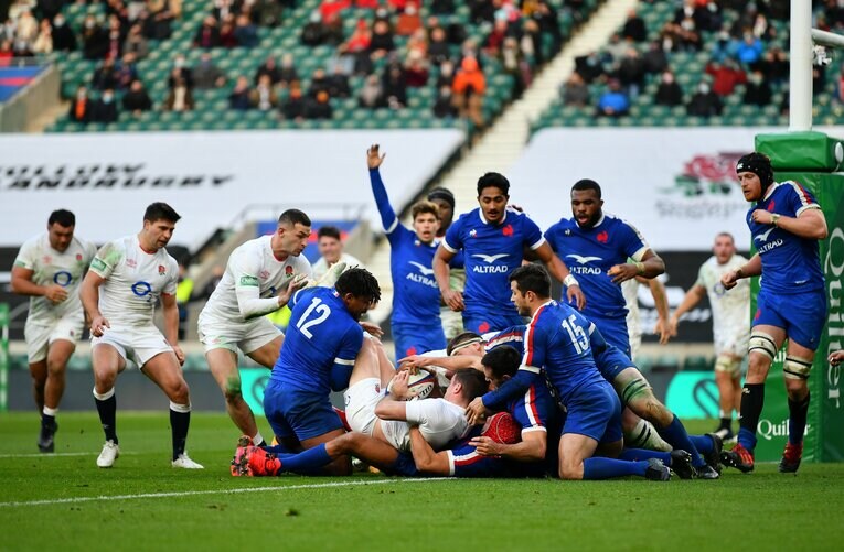 フランスの気迫を前にミスが連発するなど、苦しい展開が続いたイングランド　©Getty Images