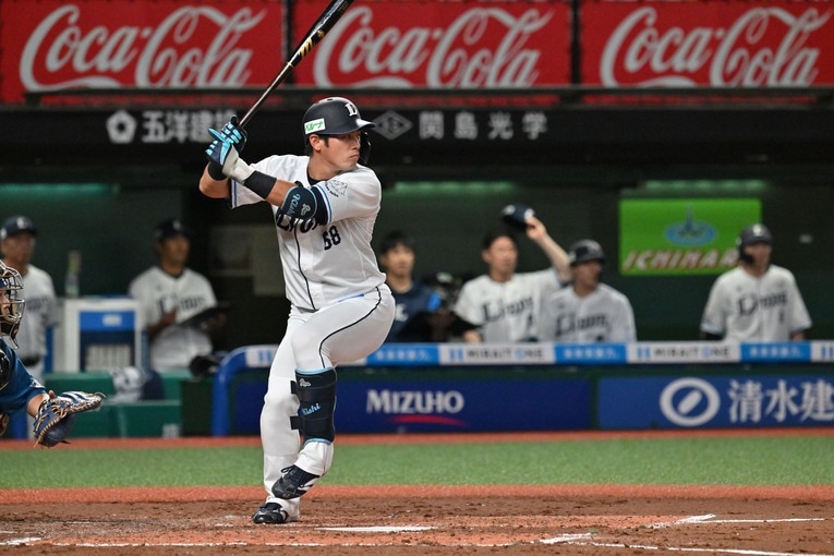 内外野をこなす岸潤一郎　©Hideki Sugiyama