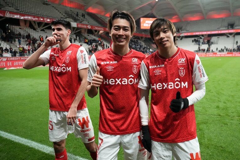 スタッド・ランスでともにプレーする中村敬斗（左）と伊東純也　©︎Getty Images