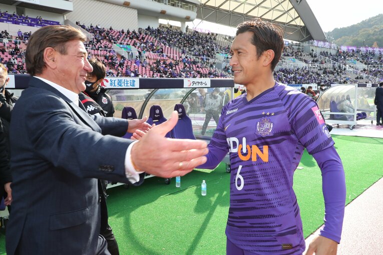 広島時代の教え子・青山敏弘とハグするペトロヴィッチ監督　（c）SANFRECCE