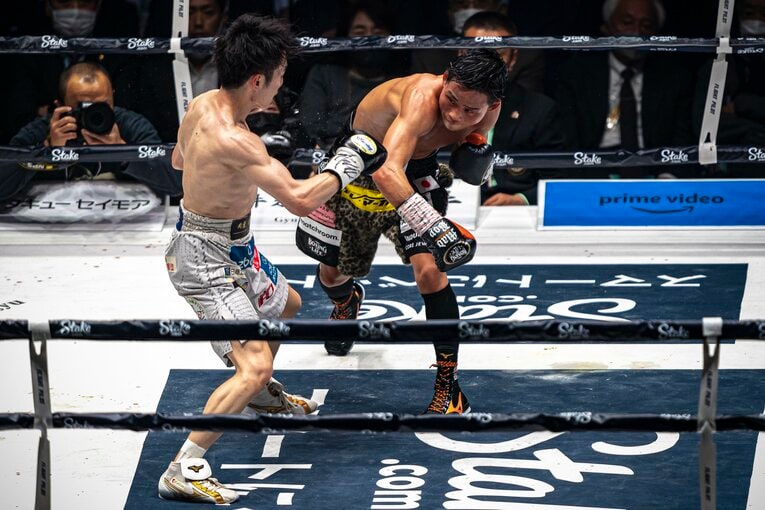 ダウンを喫した京口紘人は朦朧としたまま猛反撃　©Takuya Sugiyama