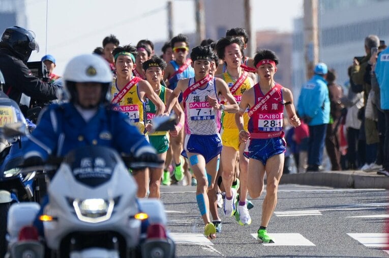 これまでの区間記録を25秒も更新する驚異のタイムが出た全国男子駅伝の1区。レース前の注目が高かった「3強」ランナーを一蹴したのは…？　©Satoshi Wada