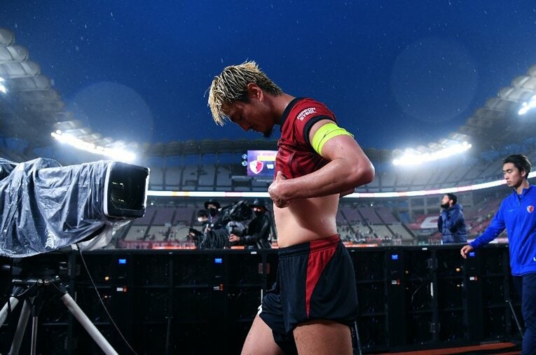 首位のヴィッセル神戸にホームで1-5と大敗し、サポーターの罵声を浴びた鈴木優磨。鹿島アントラーズは8節を終えて15位と低迷している ／ photograph by Masashi Hara