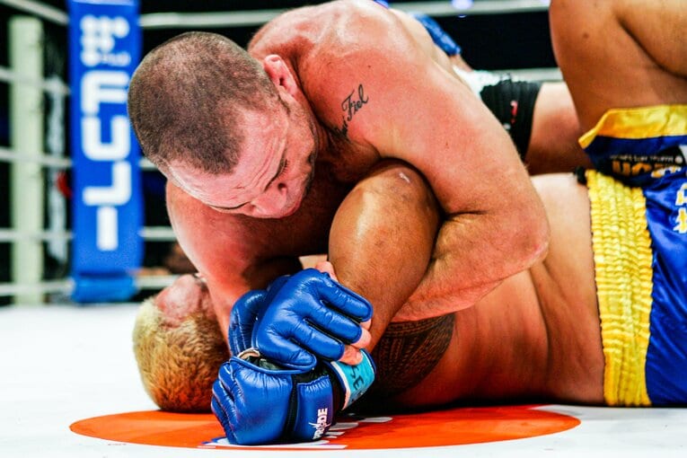 アームロックを狙うヴァンダレイ・シウバ　©Susumu Nagao