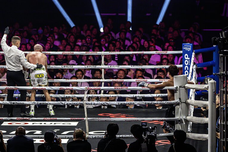 レフェリーが試合をストップした瞬間。観客から戸惑いの声が上がった　©Takuya Sugiyama