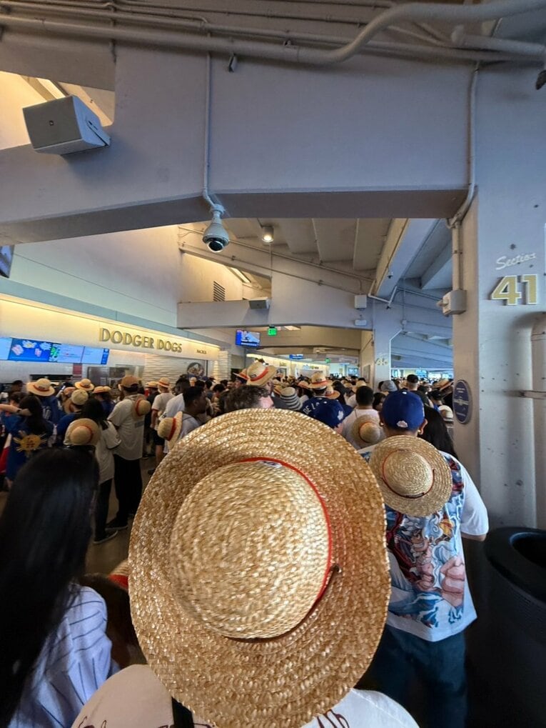 【番記者が撮った“テレビに映らない”大谷＆ドジャース写真】ドジャースタジアムで開催された「ワンピースナイト」。ルフィや「麦わらの一味」のファンだらけに　©Naoyuki Yanagihara