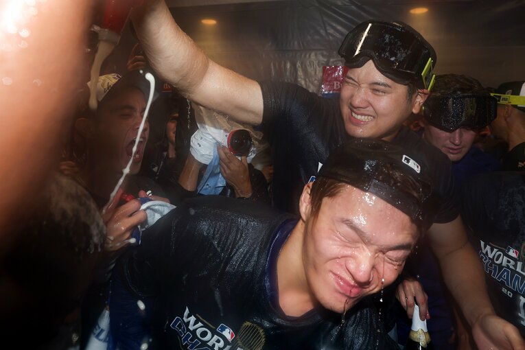 山本由伸にシャンパンをぶっかける大谷　©Getty Images