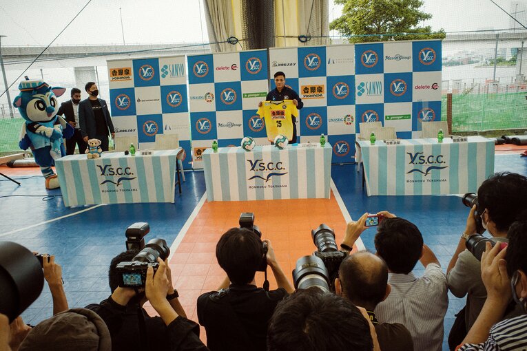 入団会見でのピエリアン　©Kentaro Takahashi