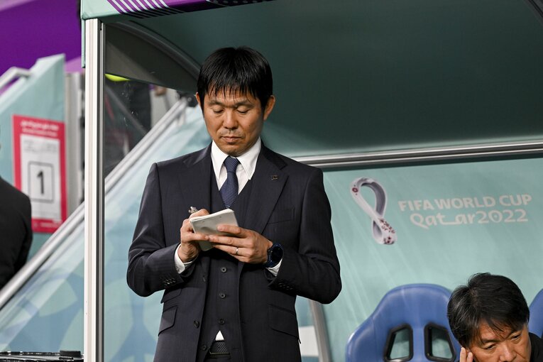 スペイン戦にてメモを取る森保監督　©GettyImages