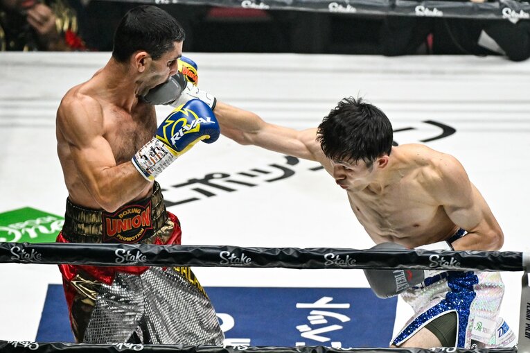 アルテム・ダラキアンに得意の右ストレートを打ち込むユーリ阿久井政悟　©Hiroaki Yamaguchi