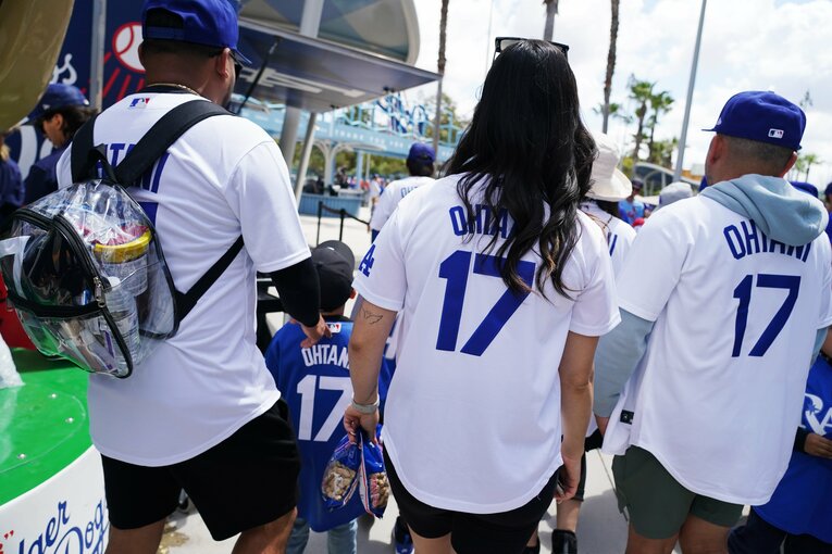 ドジャー・スタジアムの周辺では17の背番号を着たファン　©︎Shizuka Minami