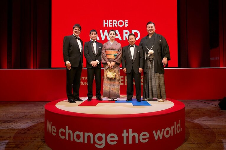 「HEROs AWARD 2025」の受賞者。左から公益財団法人日本サッカー協会の永島昭浩さん、日本代表・森保一監督、 フェンシング元日本代表の池田めぐみさん、ソフトバンク株式会社の榛葉淳さん、大相撲元横綱の白鵬翔さん ／ photograph by Nanae Suzuki