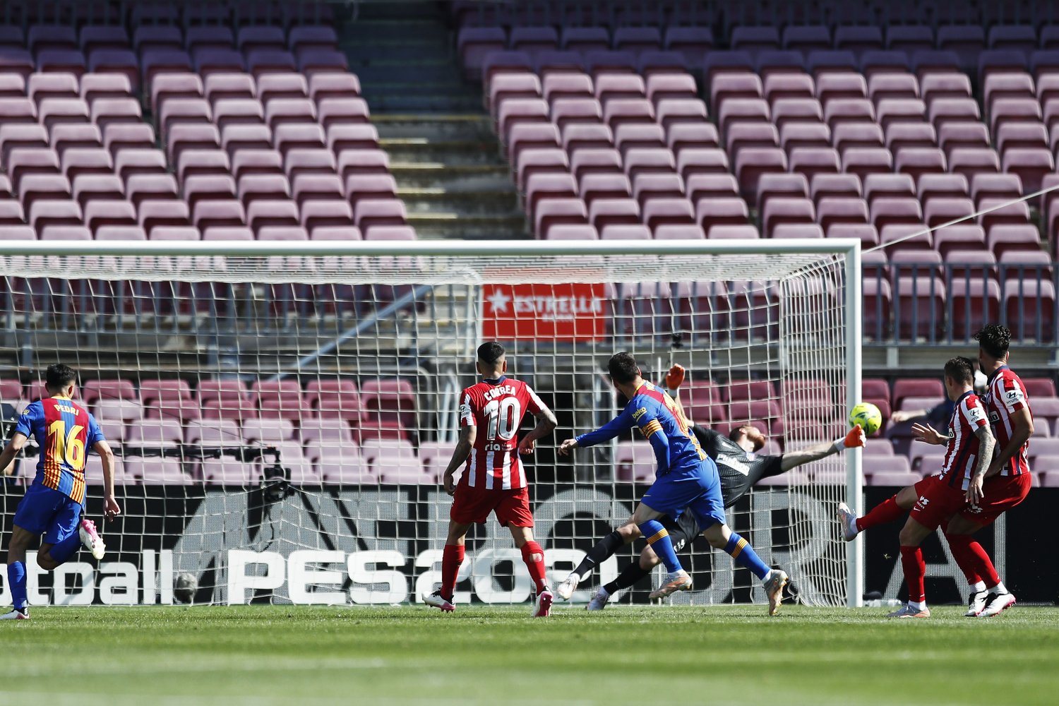 メッシのシュートはオブラクにセーブされる©Daisuke Nakashima