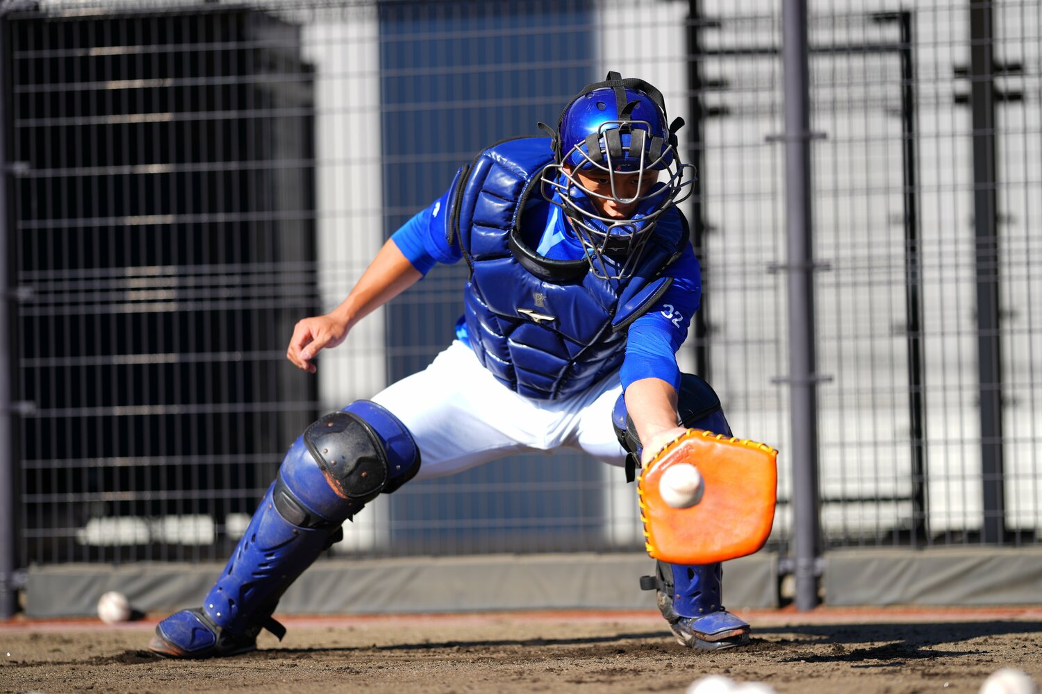 フラットグローブを使い、キャッチングの基礎技術を確認するプロ3年目の捕手、益子京右