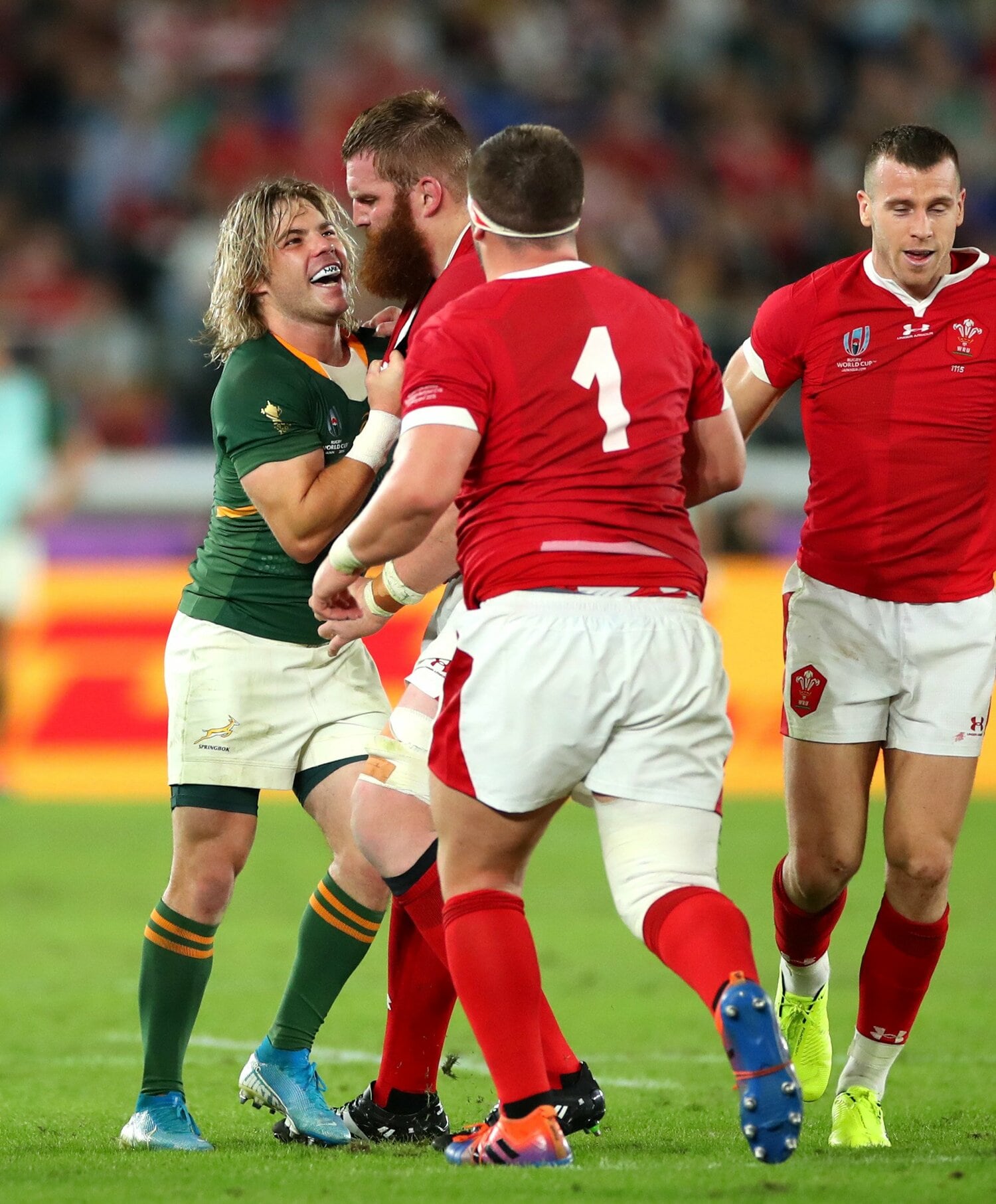 ウェールズ代表の長身ロック、ジェイク・ボール（現NECグリーンロケッツ東葛）の胸ぐらをつかむデクラーク　©︎Cameron Spencer/Getty Images　〈※写真をクリックすると別角度の写真もご覧いただけます〉