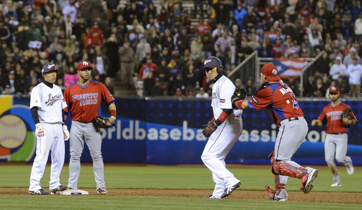 2013年のWBC準決勝、プエルトリコ戦の8回1死一、二塁、打者阿部の時、飛び出した一走内川がタッチアウトになる。左端は二走井端　(C)KYODO