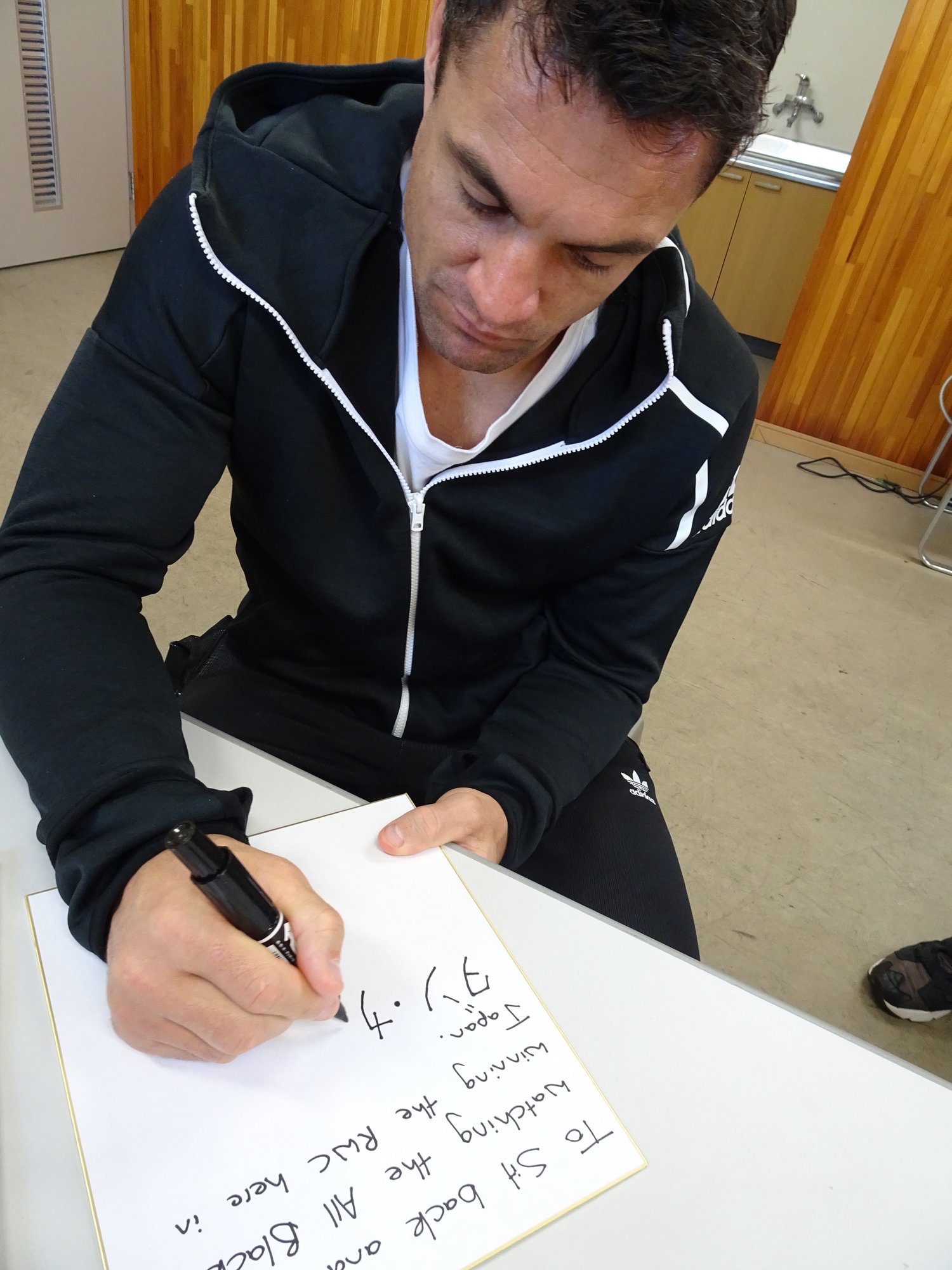 当時の取材で手書きのメッセージを求められたカーターは「日本語を書くのは初めてだよ」と言いながらも笑顔で対応した　©︎Yohei Kuraseko