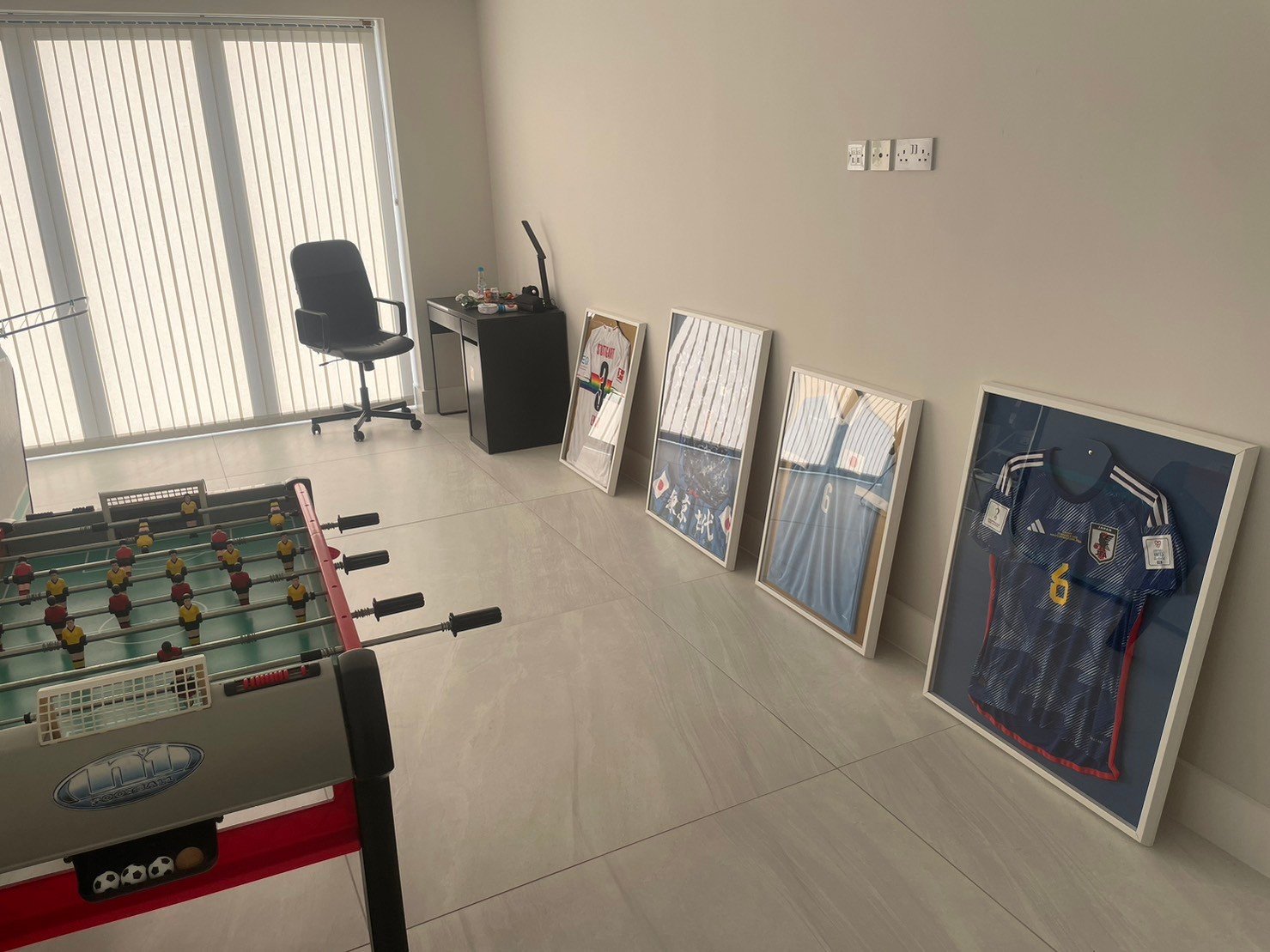 遠藤宅に並べられたユニフォーム（筆者撮影）