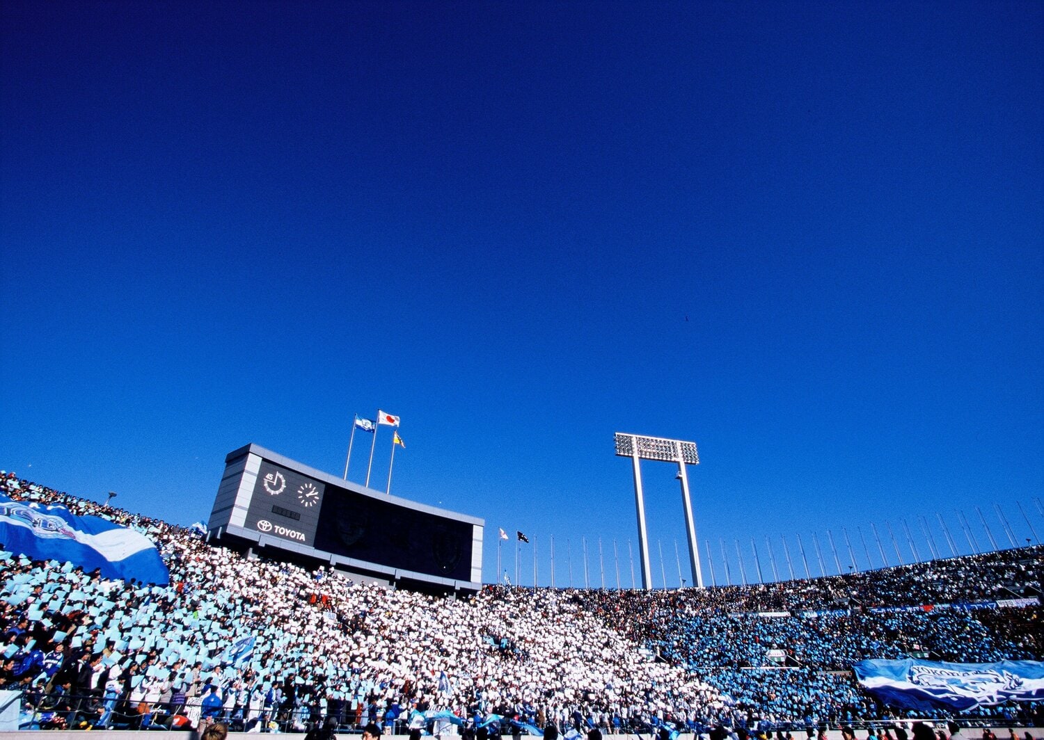 国立競技場の横浜フリューゲルスサポーターたち  ©Naoya Sanuki