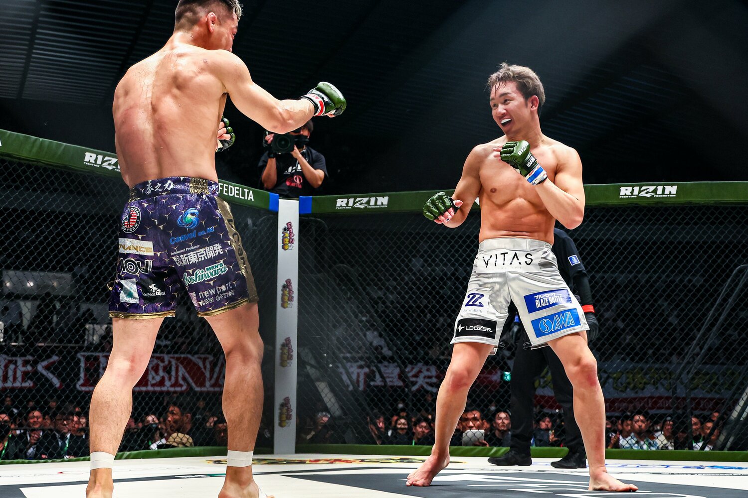 スタンドで笑い合う両者 ©RIZIN FF Susumu Nagao