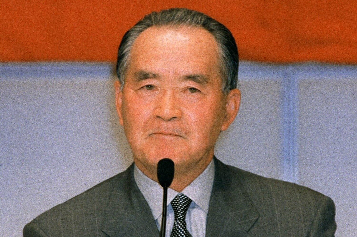 長嶋茂雄「今日の秋の空のように爽やか」あの巨人退任会見、本当のウラ側…読売新聞が警戒した“不買運動”、王貞治はポツリ「ミスターにふさわしいね」<Number Web> photograph by JIJI PRESS