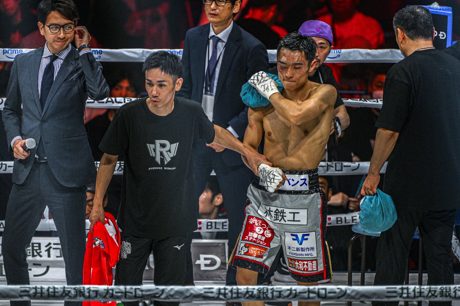 負傷した右肩を冷やす西田凌佑。右目もバッティングで塞がっていた ©Takuya Sugiyama