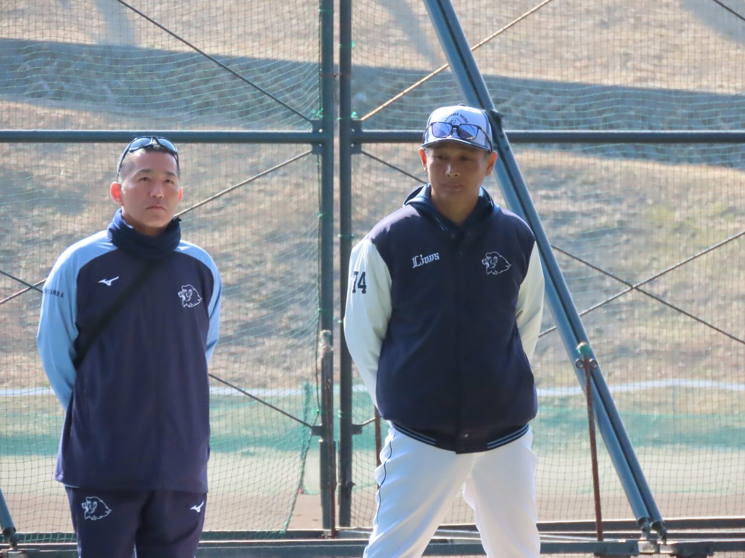 西口監督(右)も鋭い眼光を注ぐ©Kou Hiroo