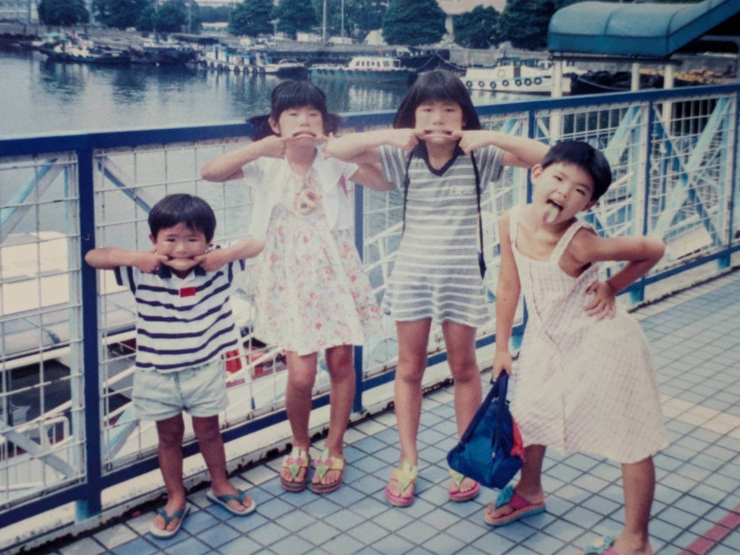 きょうだいとポーズを決める幼少期の島村春世(一番右、写真=母・伊緒里さん)