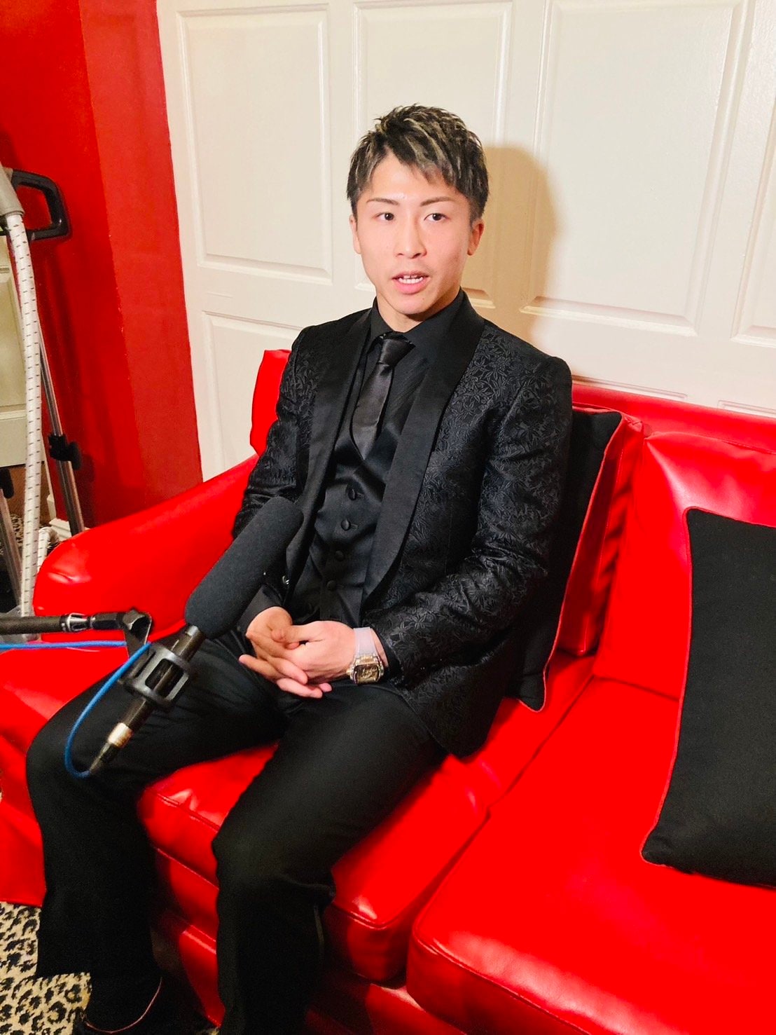 黒のスーツ姿で登場した井上尚弥。世界トップボクサーの風格が漂う(筆者撮影)