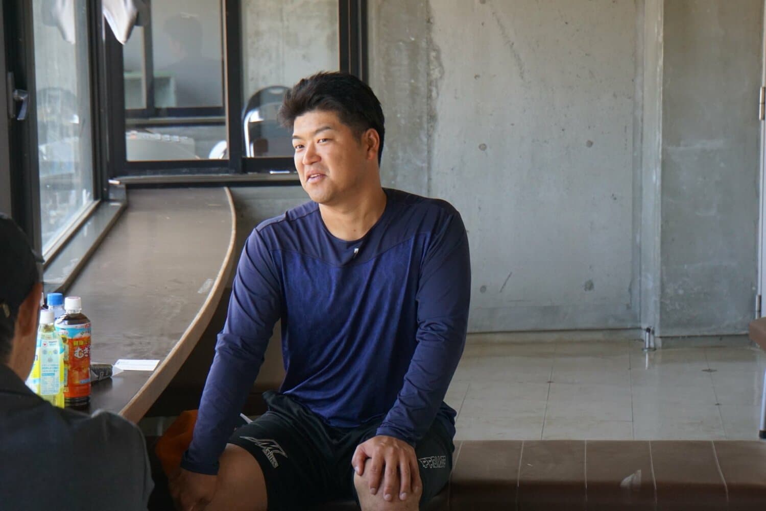 女川町民野球場で、インタビューに応じた大坂智哉（取材当時30歳） ©Number Web