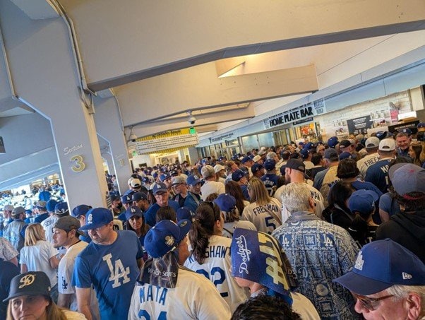 試合前、通路は大混雑・前に進めなかった　©Aki