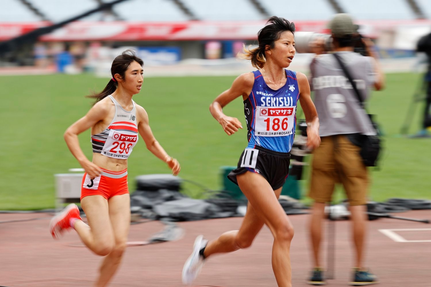 田中希実（296番）とのデッドヒートを繰り広げた新谷仁美（186番）　©Getty Images